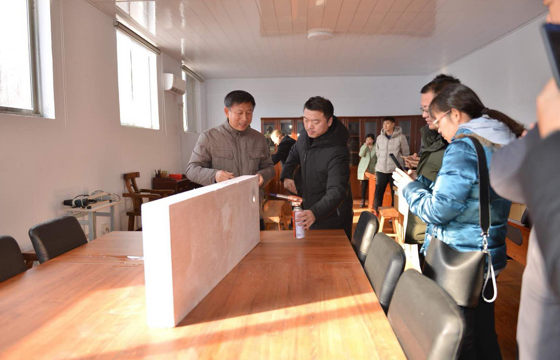 對參觀人員進行保溫板防火演示