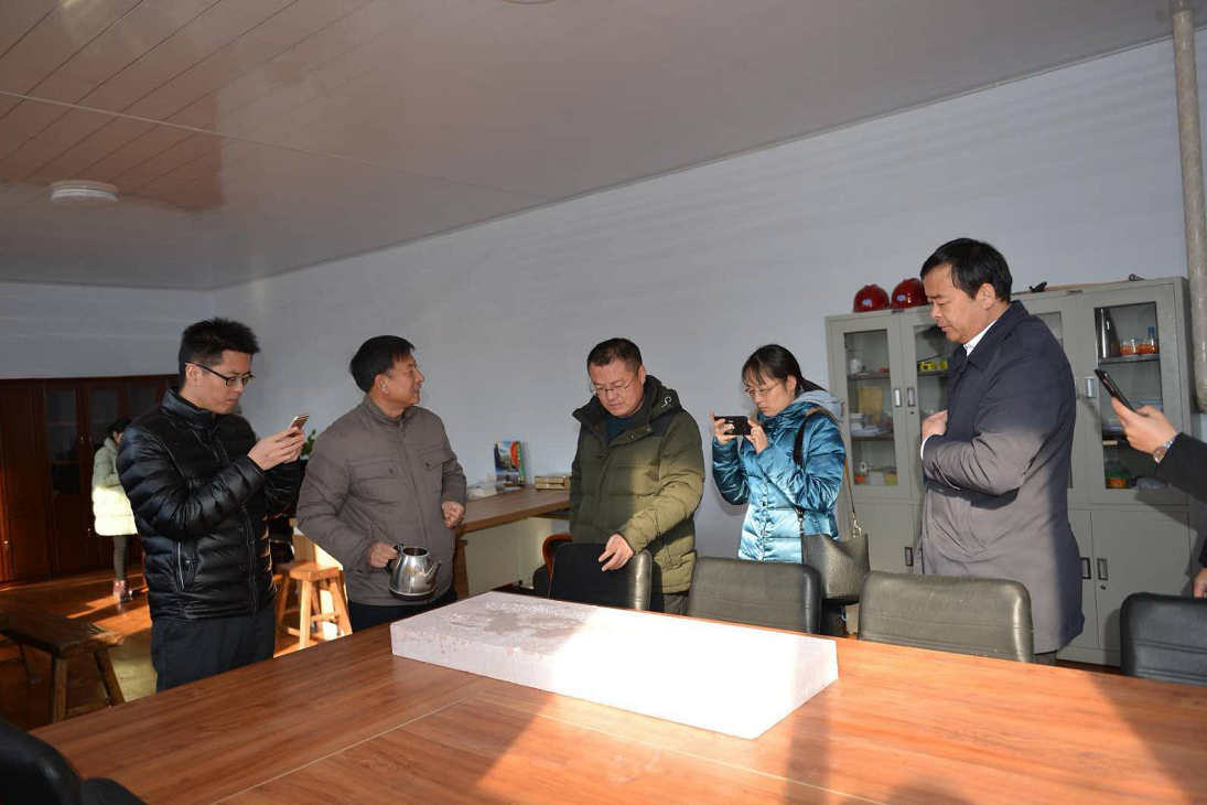 對參觀人員進行保溫板防水演示