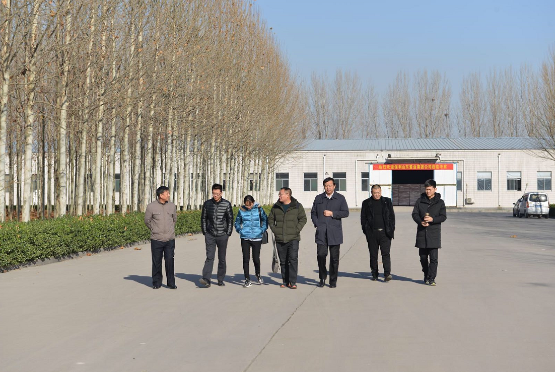 與參觀人員進行交流